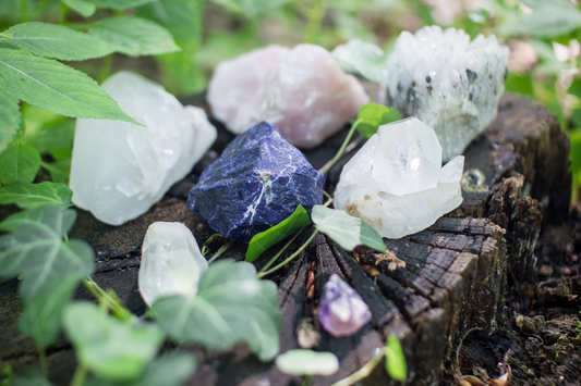 Quartz Shines, Light and Shadows Dance: The Natural Art that Illuminates Your Home.